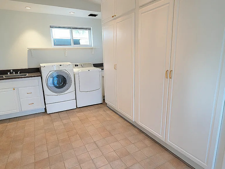 2542 Clarke Ave — Photo 10