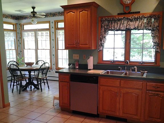 5th image of 16 Tudor Hill Dr
