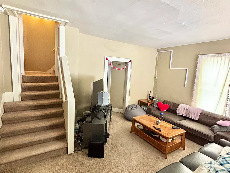 208 E Lewis St — Photo 2