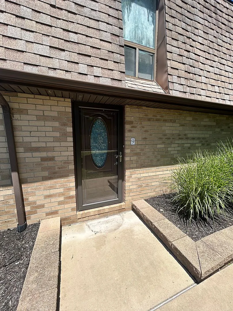 Modern 1 Bedroom Townhome in Prime Moon Township Location! — Photo 1
