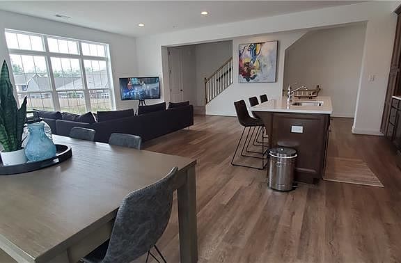 4th image of 317 Parade St