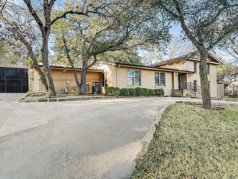 4900 Balcones Dr — Photo 2