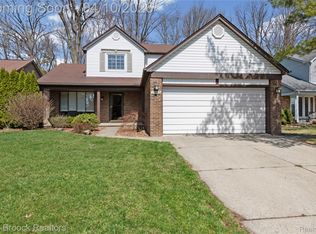 17883 Fox Pointe Dr, Clinton Township, MI