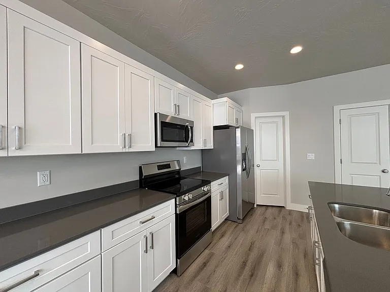 1073 S 4380 W — Photo 6