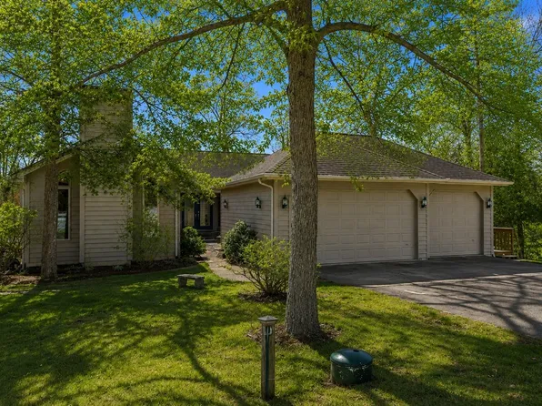 18 Colony Ln, Galena, IL 61036