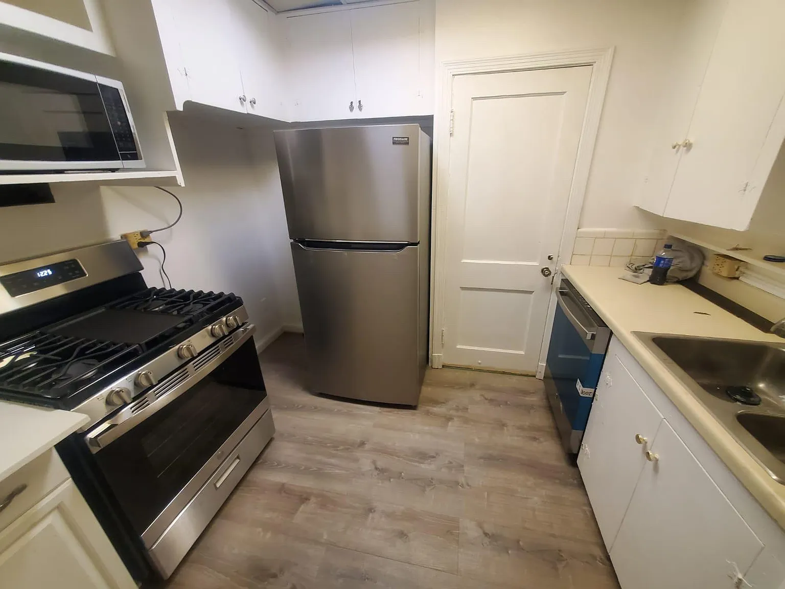 3 bed, 1017 sqft, $3,300 — Photo 1