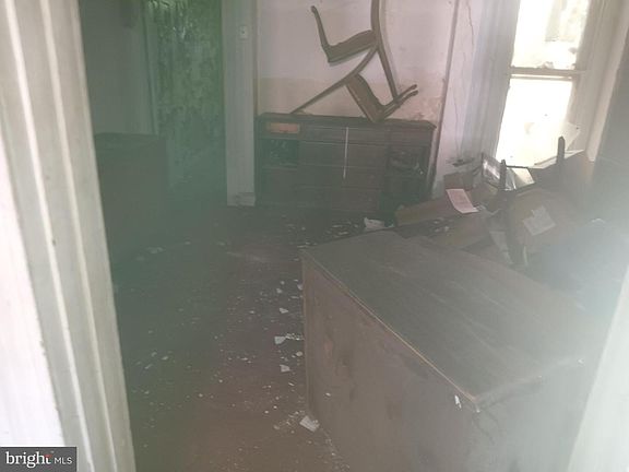 4th image of 1905 W Saratoga St