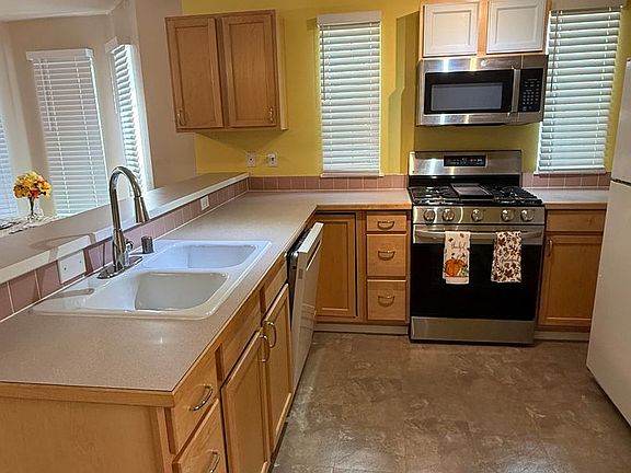 4th image of 12549 Roosevelt Way NE APT 4