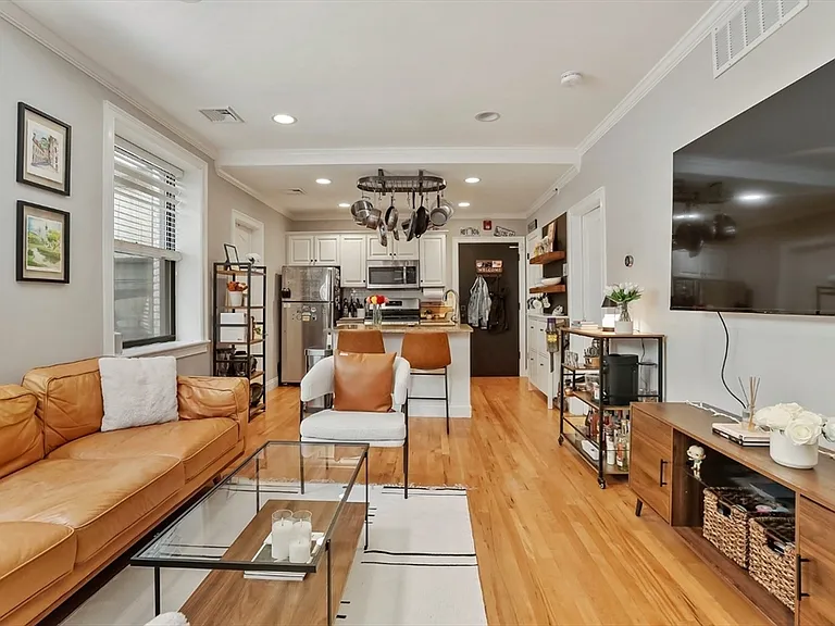 454 Hanover St #4 — Photo 2