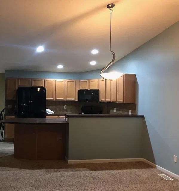 3 bed, 2400 sqft, $2,200 — Photo 4