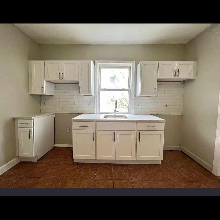 184 W Runyon St #2L
