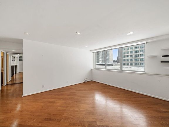 4th image of 2016 Main St APT 701
