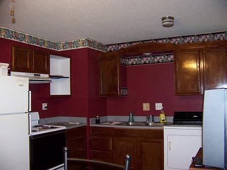 Eat-in Kitchen; Appliances Stay