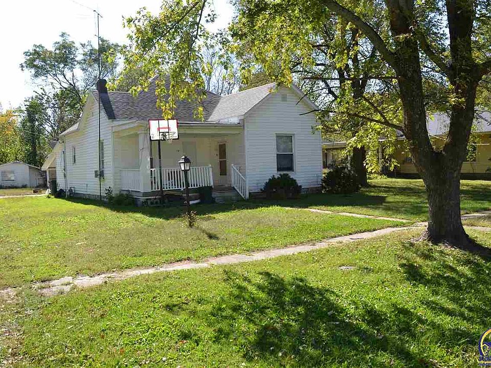 2nd image of 119 W Maple St