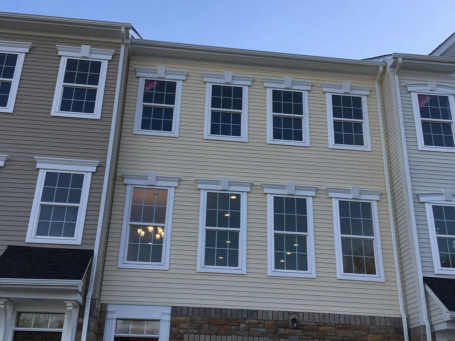 3 bed, 2.5 bath, 2200 sqft, $2,595 — Photo 1