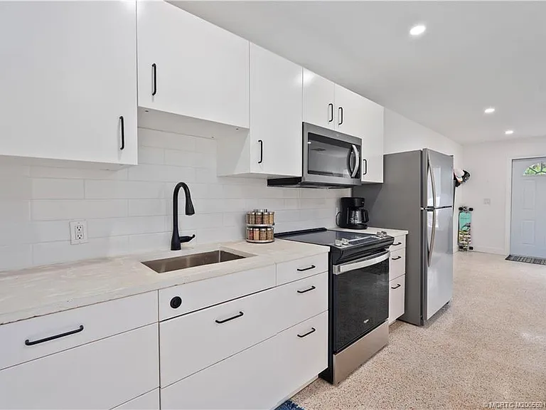 30 SW Hideaway Pl — Photo 10