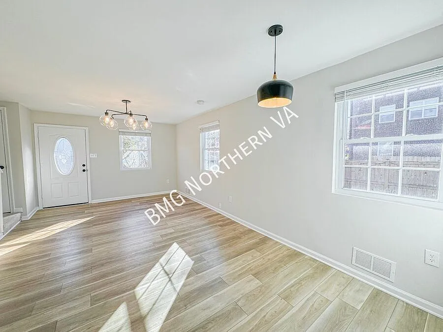 Gorgeous 3 Bed 1.5 Bath End-Unit Brick Townhome With Fenced Yard In Hume Springs — Photo 3