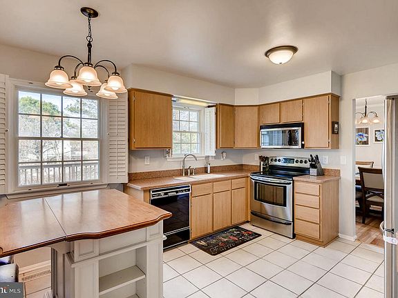 3rd image of 2211 Kempton Park Cir