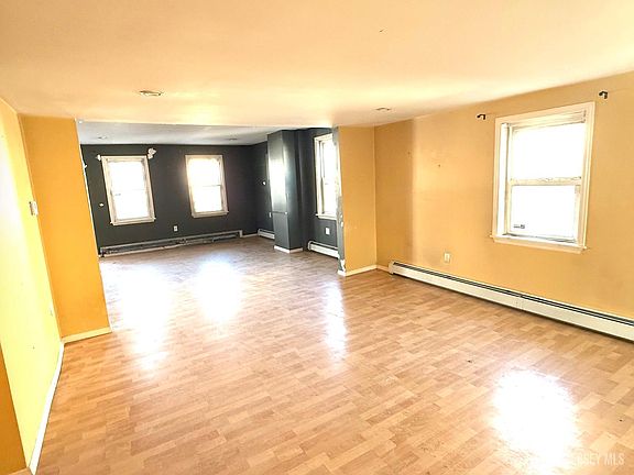 4th image of 109 John St