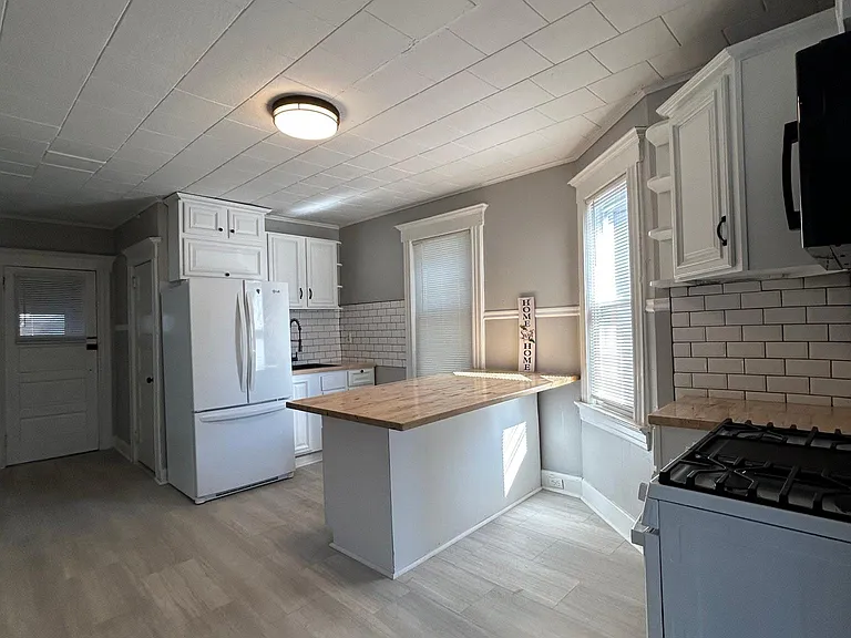 89 Division Ave — Photo 4