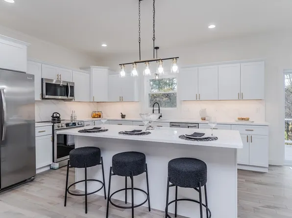 135 Thompson St, Palmer, MA 01069