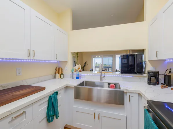 33 Waiaka Ln APT 205, Wailuku, HI 96793
