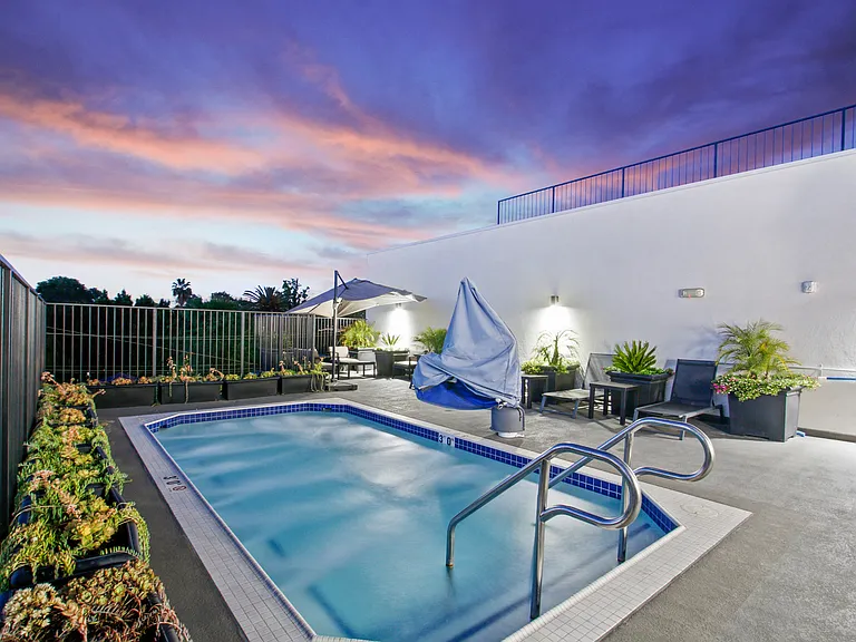 Luxury Sparkling Pool