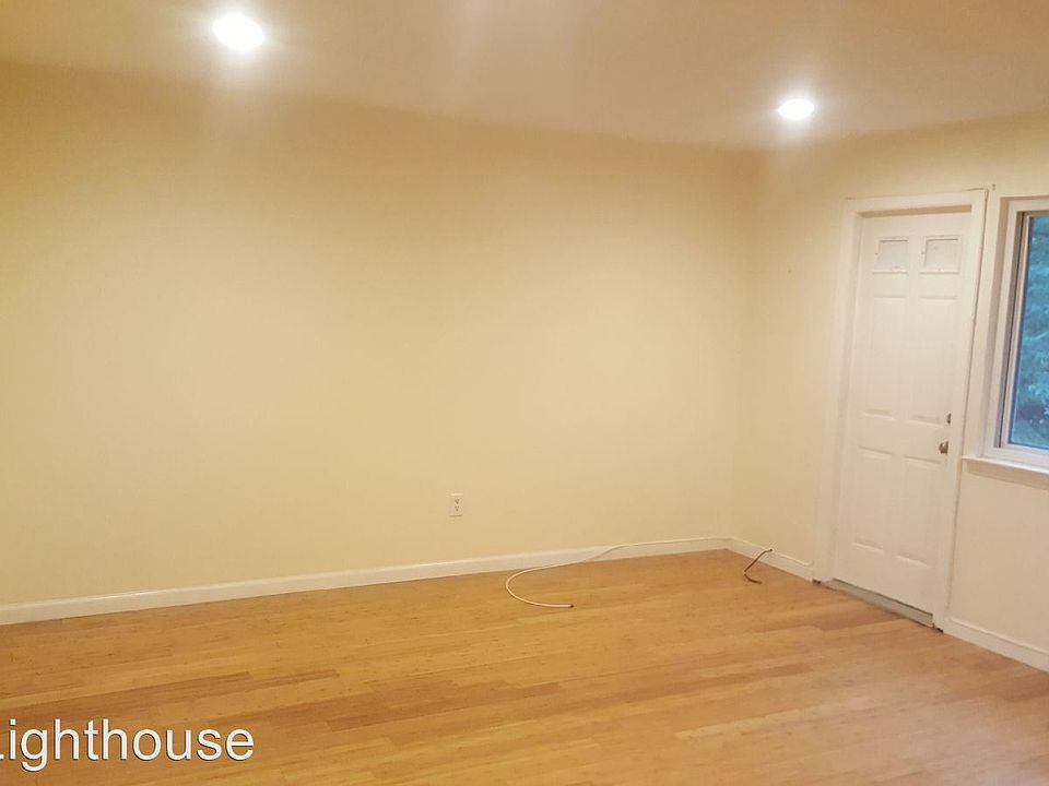 2nd image of 124 Maple Ave APT J2