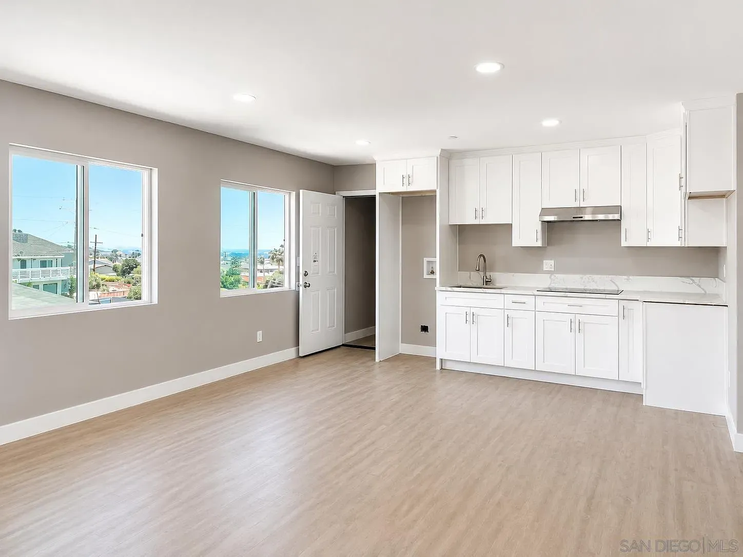 2 bed, 1.0 bath, 900 sqft, $2,295 — Photo 2