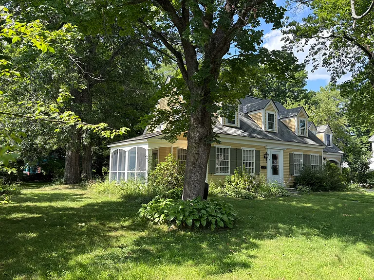 15 Ridgewood Ave — Photo 2