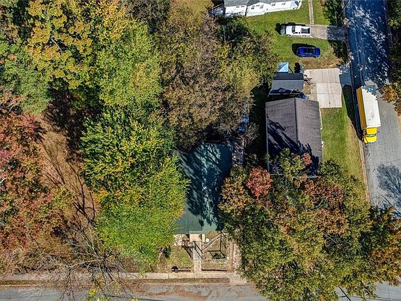 3rd image of 715 Douglas St