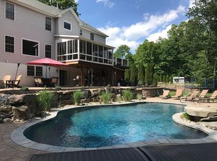 12 Mackenzie Ln, Oak Ridge, NJ 07438