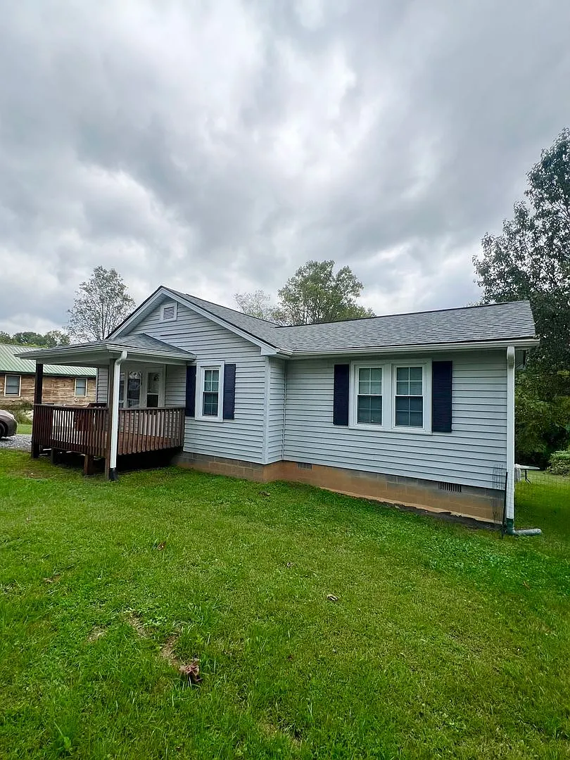 2 bedroom 1 bath Bungalow in North West Asheville — Photo 1