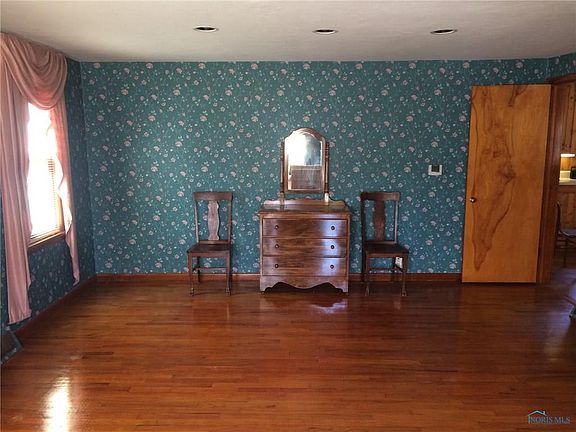 3rd image of 243 E Lynn St