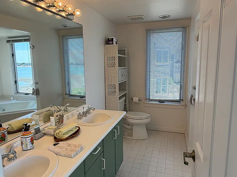 1 Commodore Ct #201 — Photo 8