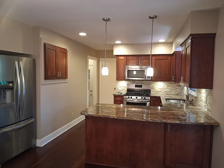 210 Elm St — Photo 6