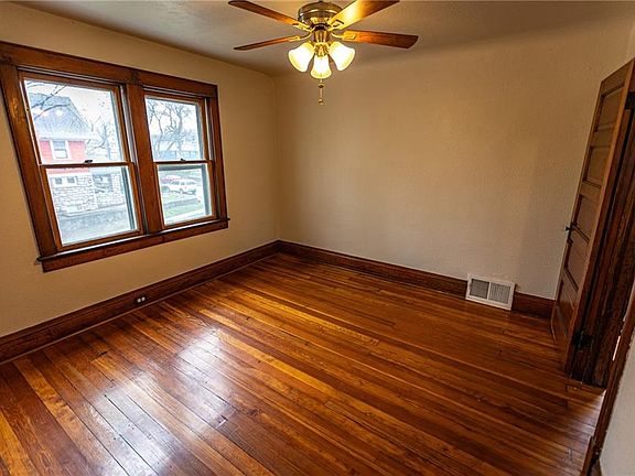 4th image of 4402 Windsor Ave