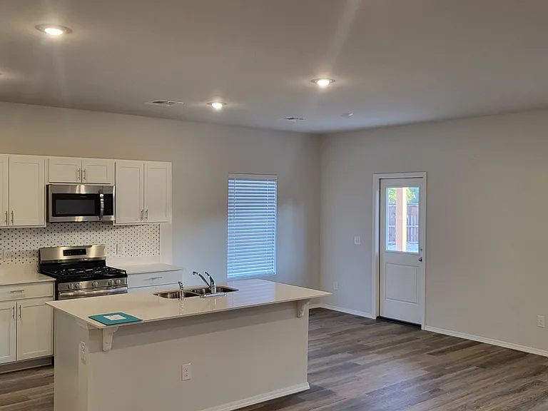 2215 W 31st Pl — Photo 4