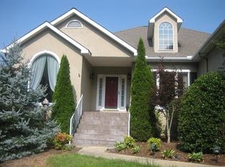 4 Nichols Hill Dr, Asheville, NC 28804