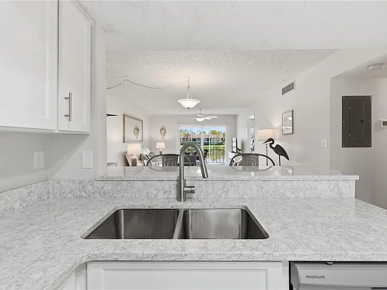 240 Cypress Ln #240 — Photo 13
