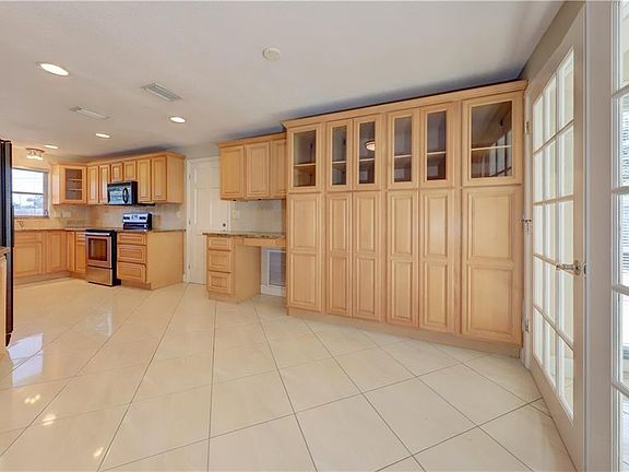 4th image of 609 Palm Ave