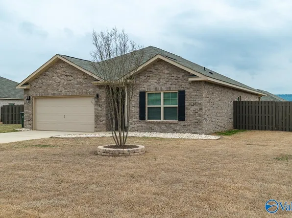 139 Cave Springs Cir, Owens Cross Roads, AL 35763