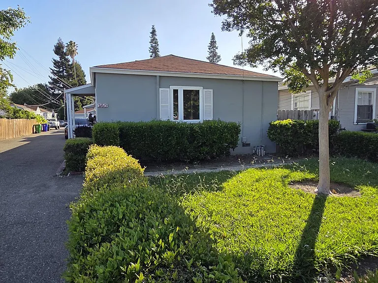 21615 Montgomery St — Photo 1