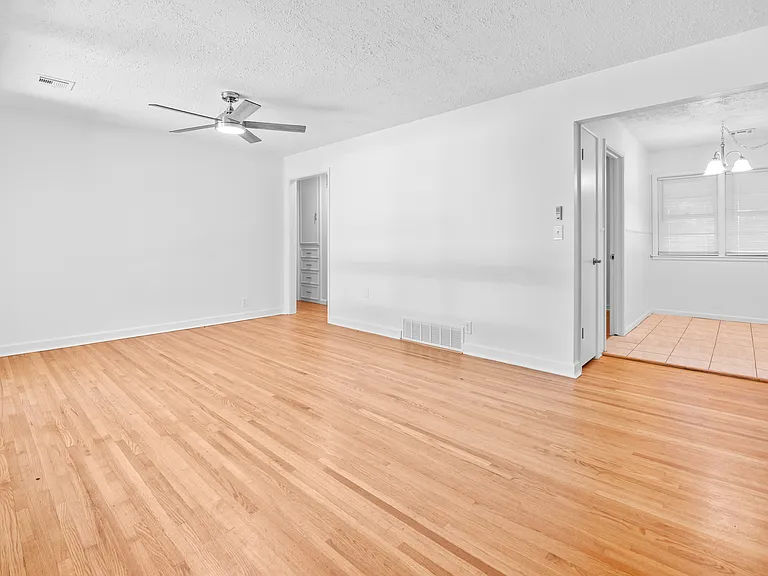 1860 Windsor Ct — Photo 3