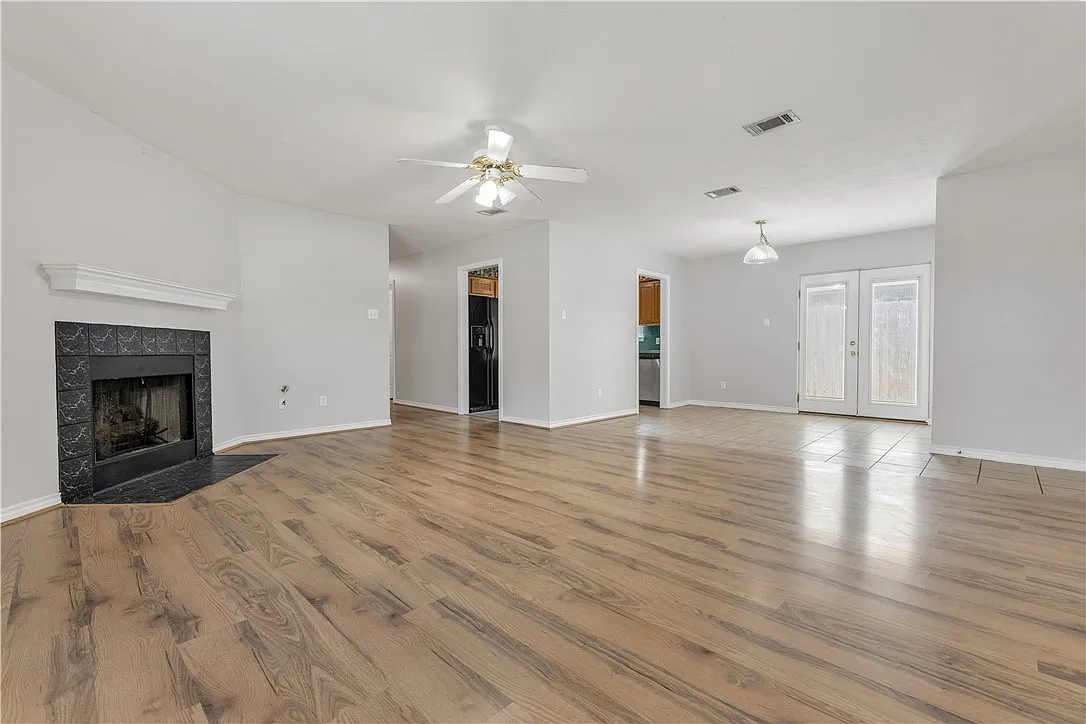3 bed, 1281 sqft, $1,900 — Photo 2