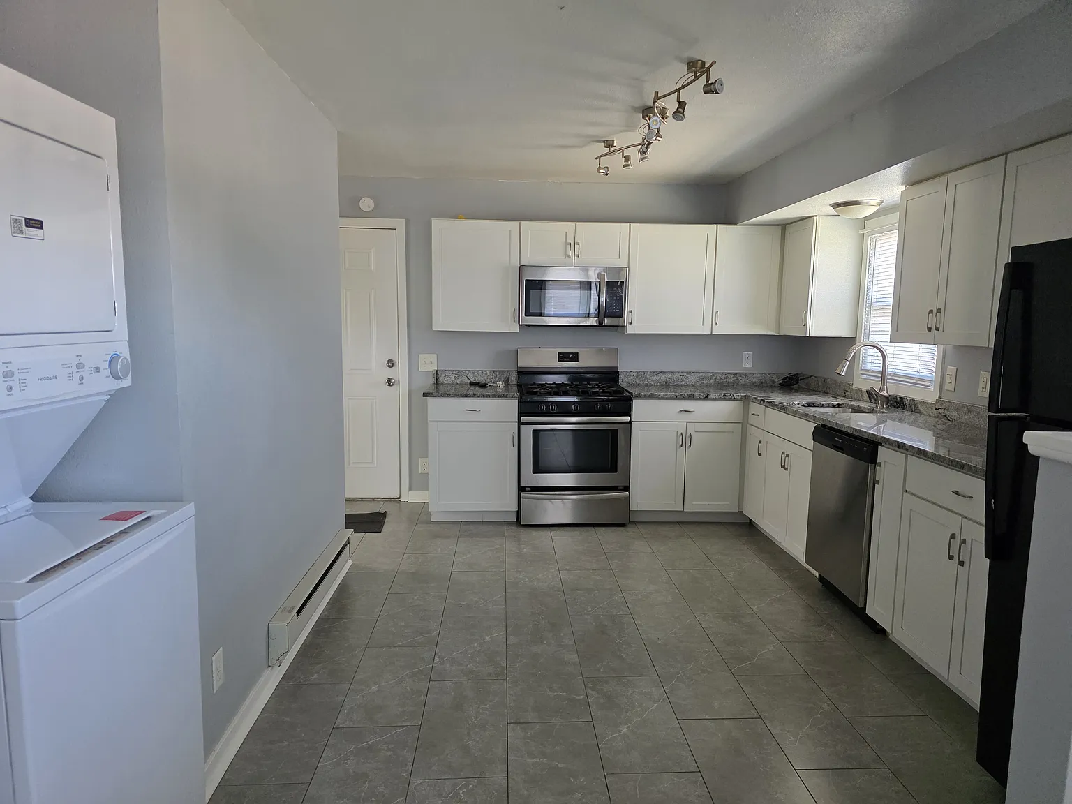 2 bed, 750 sqft, $1,400 — Photo 2