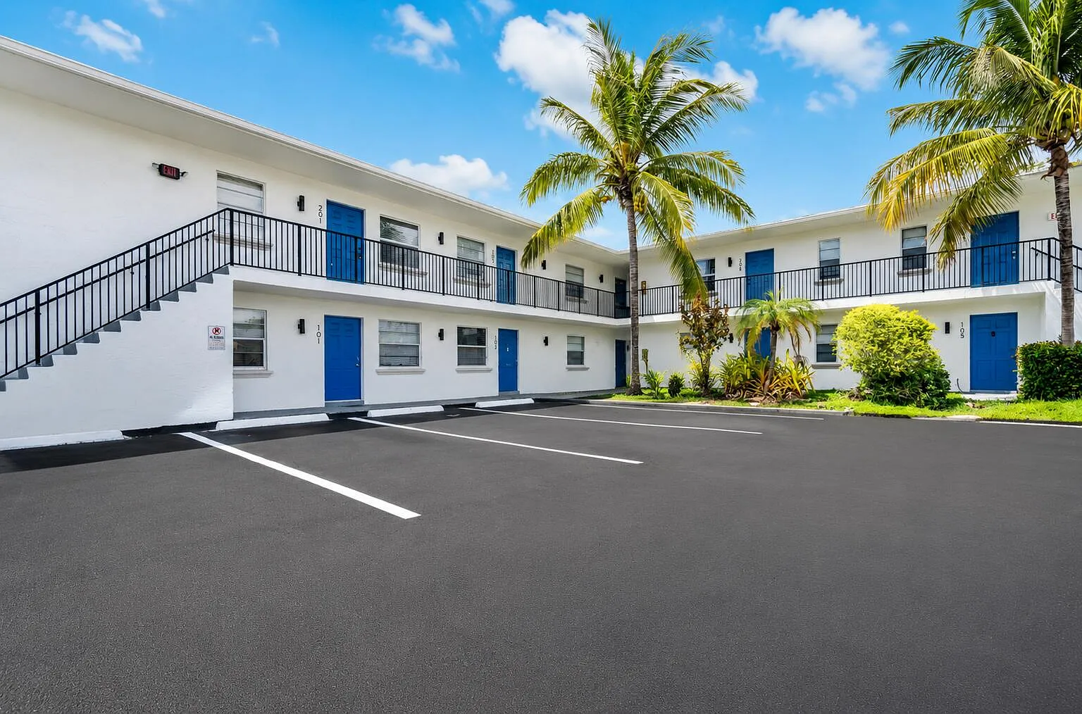 2 bed, 1.0 bath, 725 sqft, $2,150 — Photo 1