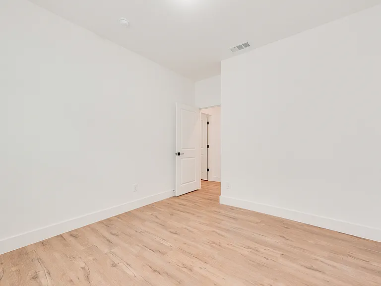 913 E 10th St #1 — Photo 11