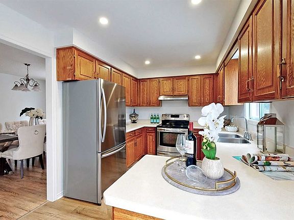 5th image of 367 Glenashton Dr