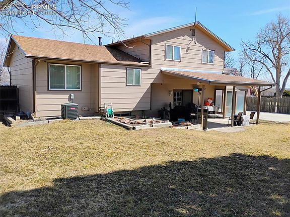 3rd image of 12 Hampton Ln